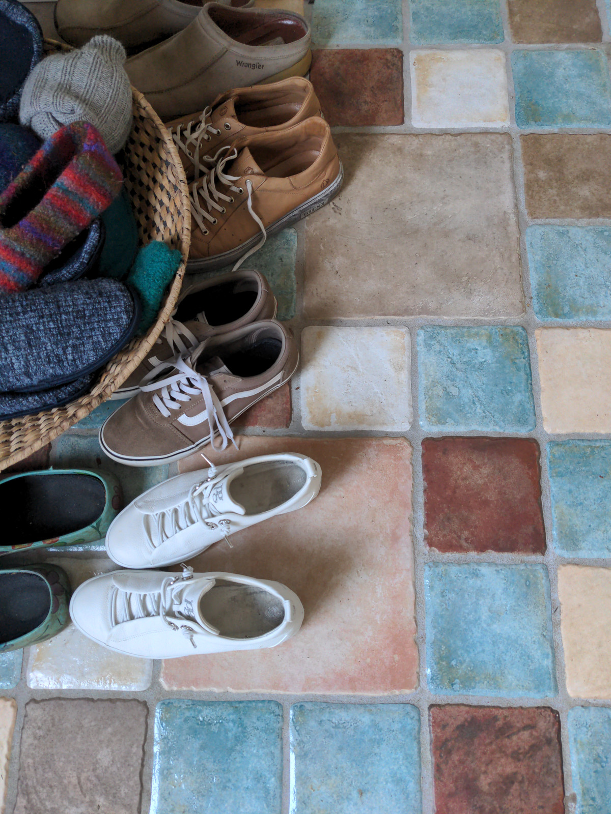 Schuhe auf Fliesen